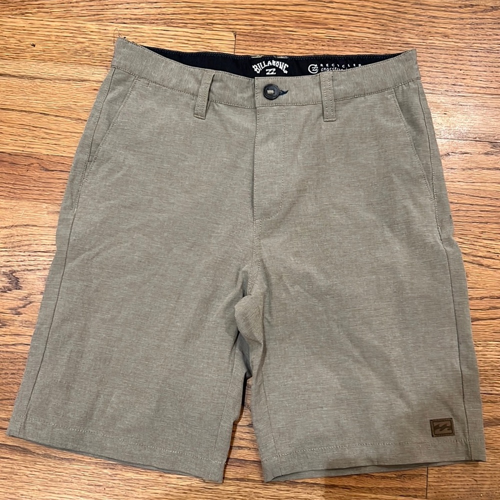 Billabong shorts Sz 28. New. Men. Mesh pockets. One back zipper pocket